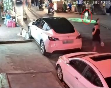 幼童躺街上被快递货车碾压身亡，司机崩溃落泪：我也是为人父母的