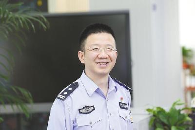 行行代码铸警魂——追记因公牺牲的武汉民警万松