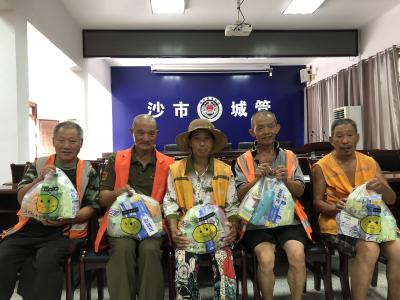 应对“烤”验！沙市城管向环卫园林工人发放防暑物资