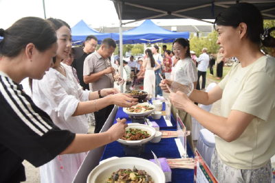 荆州区八岭山镇：夜市美食烟火气 点燃乡村消费热