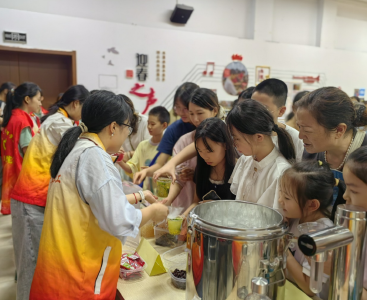 荆州市四叶草社工：童心甜饮送清凉 情暖社区聚邻里