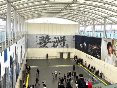 日本大阪地铁瘫痪3万人困世博会场，游客在窗户上写“救命”
