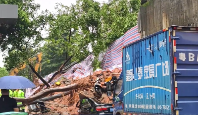 深圳一小区突发，多车被掩埋