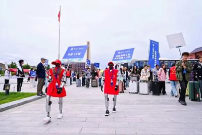 春晚同款机器人开始迎新：预计协助接待6000余名新生，大家争相合影，还有人想拥抱