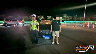 驾驶证 “亮红灯” 还敢上路？洪湖高警接连拿下两名违法驾驶人