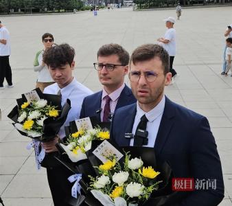法国小伙马库斯瞻仰抗日烈士纪念塔：这些英雄保护了中国，和平来之不易