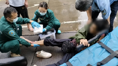 身边的感动丨老人雨天摔伤 辅警当“人肉靠垫”暖心守护