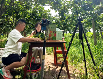 荆州公安莲花垱村支书任泽红：一部手机，开启一份“甜蜜事业”