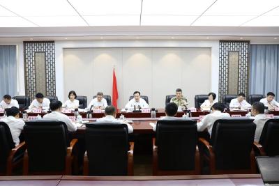 汪元程参加市委六届十一次全会分组讨论