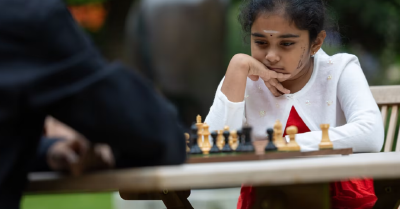 英国10岁女孩成为国际象棋最年轻女子国际大师