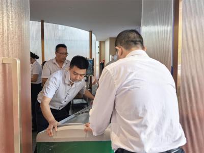 世界光谷·追光者⑤|水墨江南老板、90后金融海归吴奇锦，街头摆摊挑战卖100万