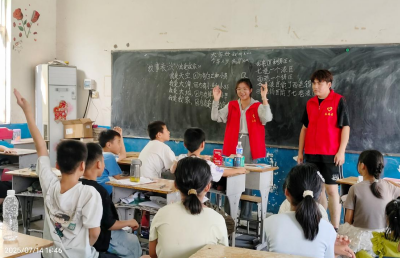 荆州学院“筑梦童心”志愿服务队与留守儿童的暖心相遇