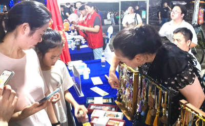 药香漫夜市 匠心传非遗——湖北中医药高等专科学校中医药文创香牌点亮中医夜市