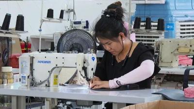 荆州：公安乡村的小箱包，俏销23个国家