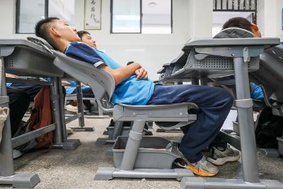 能坐也能躺 中小学生午休课桌椅有了国家标准