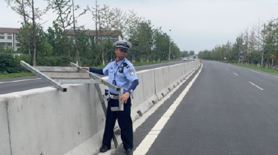为方便客人竟在国道私设“过街天梯”  交警责令拆除！
