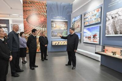 习近平参观新疆维吾尔自治区成立70周年主题成就展
