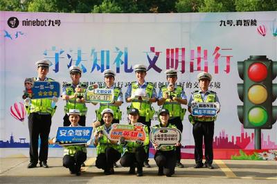 开学 “安全礼” 已送达！荆州交警与长大师生共赴安全之约