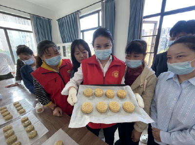 沙市区玉龙桥社区：莲心月饼寄廉情 廉洁文创融传统