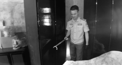 蛇闯民宅老人惊慌，石首民警急捉送“客”