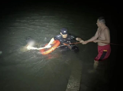暖新闻丨危急时刻 民警深夜跳江救人