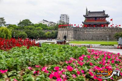 花团锦簇、国旗飘扬：荆州盛装迎佳节