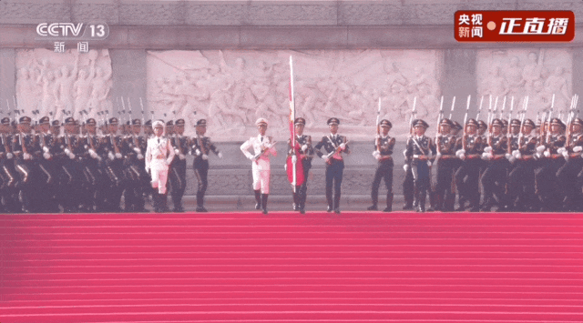 五星红旗在天安门广场冉冉升起！