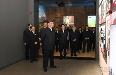 新华图讯｜习近平参观新疆维吾尔自治区成立70周年主题成就展