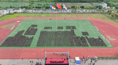 荆州学院举行2025级新生开学典礼暨军训汇报表演
