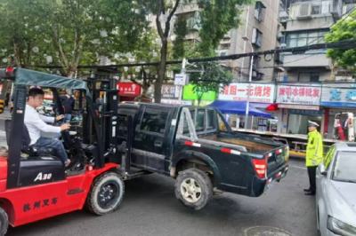 荆州交警：及时拖移违停车辆 还路于民保畅通