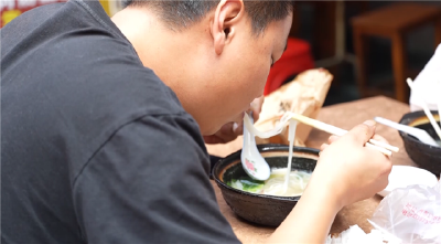 外国使团打卡！荆州老街美食“破圈”走红