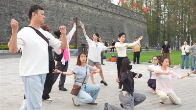 跟着“屈原”夜游荆州古城护城河  沉浸式解锁千年楚韵