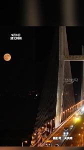 快看！荆州网友拍到的“红月亮” 这画面太美了！