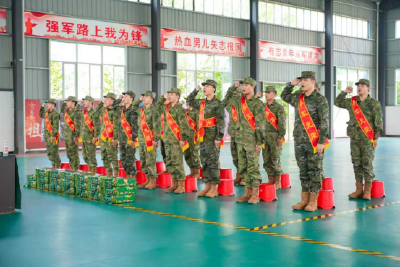 荆州学院欢送46名新兵入伍！莘莘学子携笔从戎启新程