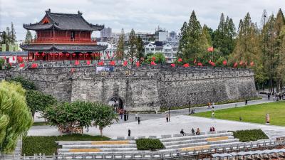 挂国旗迎国庆 荆州满城“中国红”！