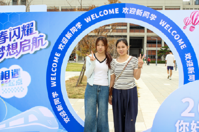 长江大学文理学院迎3000名新生，暖心服务伴启航