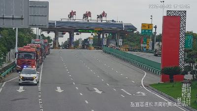 外地司机遇限行窘境 松滋交警暖心护送脱困