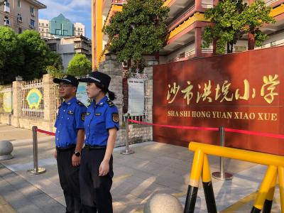 9月1日，沙市区“城管守护”行动暖心护学