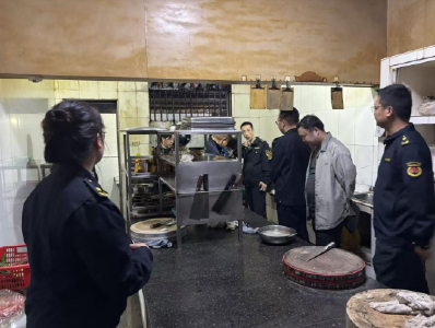 守护城市“清新空气”！石首市多部门联合夜查餐饮烧烤油烟
