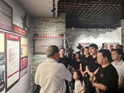 电影《731》主创在侵华日军细菌战衢州陈列馆开展寻迹活动，向细菌战死难者纪念碑献花 