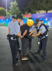 一名在逃人员买票看球，在检票口被抓