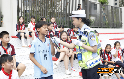 荆州：交警消防携手护航  共筑平安开学季