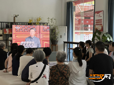 沙市区文化宫社区组织观看九三大阅兵 纪念抗战胜利80周年