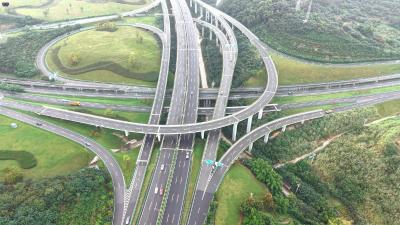 昌快速路网重塑城市时空 “三纵三横”骨架初成 市民畅享通勤新速度