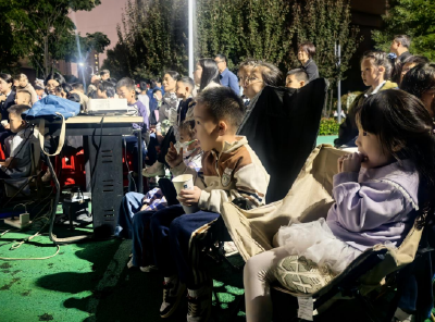 沙市区天井渊社区：露天影院凝聚邻里温情与家国情怀