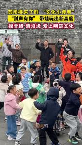 宾阳楼来了群 “文化小使者” 摸青砖 清垃圾 爱上荆楚文化