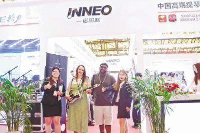 荆州吉他亮相上海国际乐器展 荆楚琴弦声动上海滩