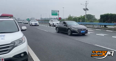 国庆首日城区高速车流量攀升 荆州交警全力护航