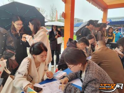 “才聚荆楚”秋季校园招聘会走进长江大学文理学院： 两千多学子冒雨赴会  千余人达成就业意向 