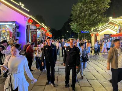 荆州爆火：“环卫橙”织就洁净网，“城管蓝”筑牢安心线